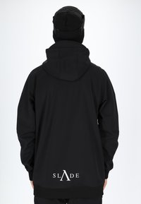 Schwarzer Hoodie mit großer Kapuze, der ein sichtbares Logo am unteren Rücken aufweist. Hergestellt aus glattem Stoff mit entspanntem Schnitt.