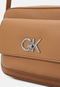 Calvin Klein RE-LOCK CAMERA BAG FLAP - Umhängetasche - lion