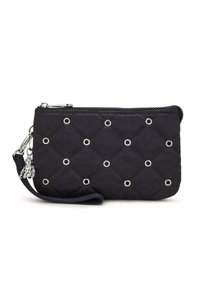 Pochette da polso nera trapuntata con occhielli in metallo argentato, chiusura con zip e una tracolla staccabile con un piccolo ciondolo argento.