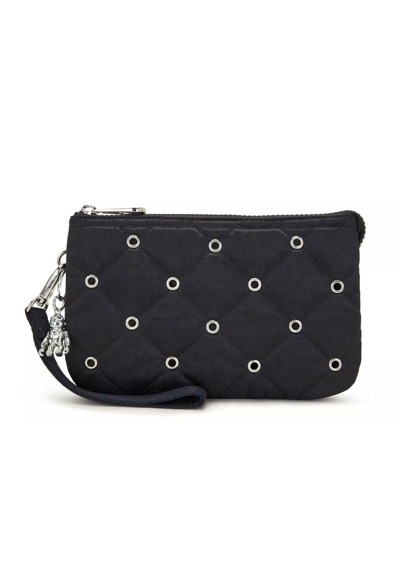 Pochette da polso nera trapuntata con occhielli in metallo argentato, chiusura con zip e una tracolla staccabile con un piccolo ciondolo argento.