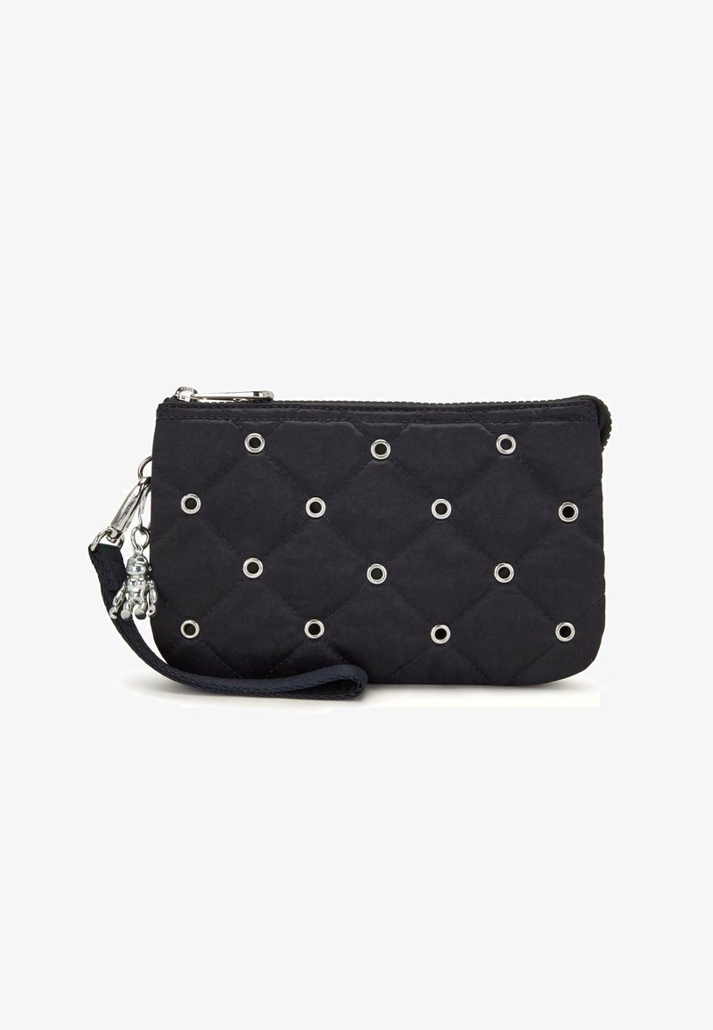 Pochette da polso nera trapuntata con occhielli in metallo argentato, chiusura con zip e una tracolla staccabile con un piccolo ciondolo argento.