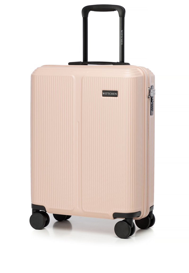 Wittchen Hartschalentrolley in zartem Rosa mit vertikaler Rillentextur, vier schwarzen Rollen und einem ausziehbaren Griff. Verfügt über einen Reißverschluss.