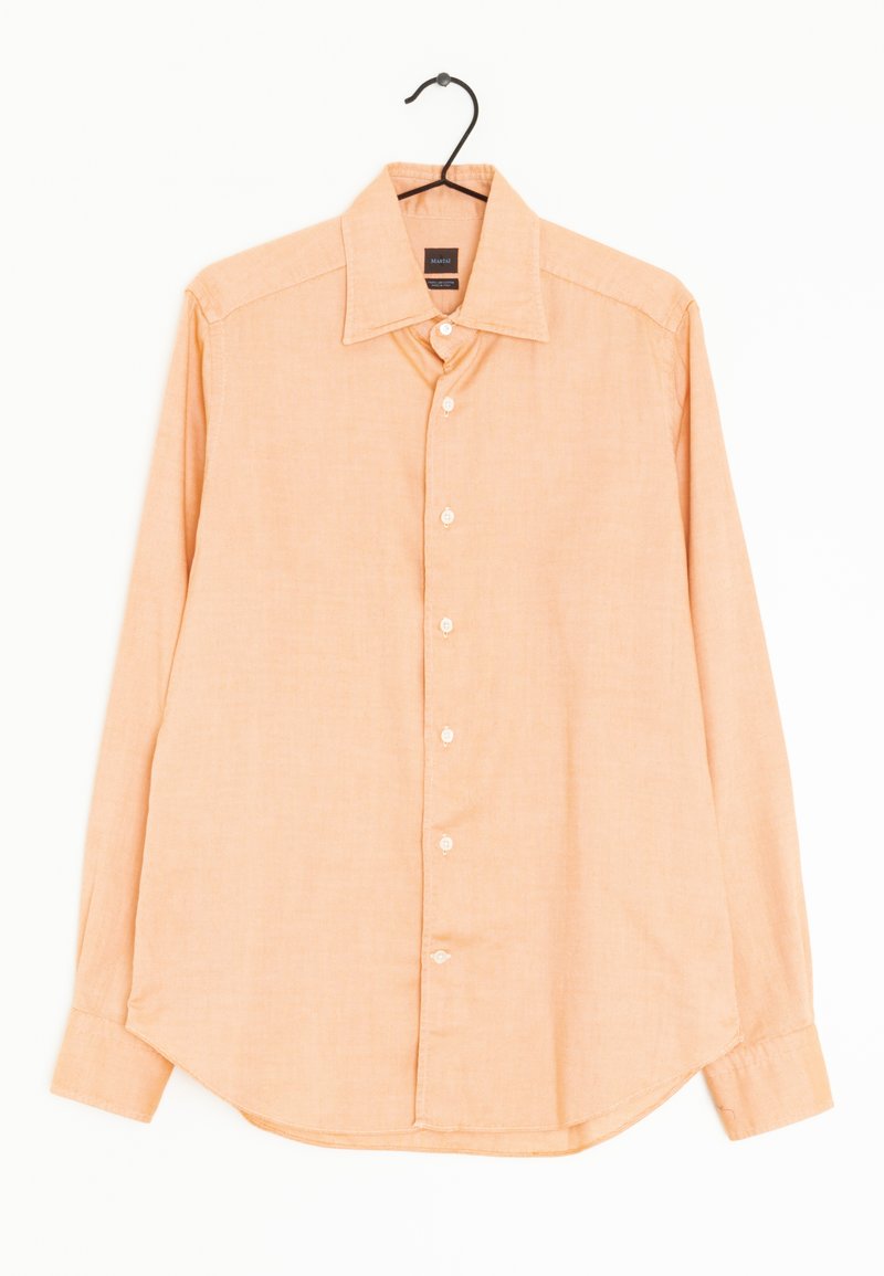 Pomarańczowa koszula z długim rękawem zapinana na guziki, ze sztywnym kołnierzykiem, przednim zapięciem i zaokrąglonym dołem, wykonana z lekkiego materiału.