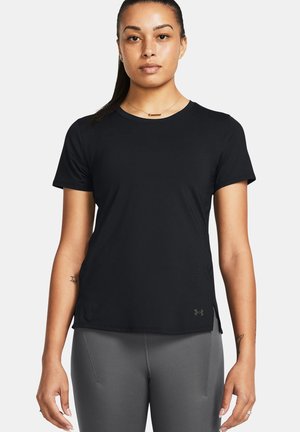 Zwart sportief T-shirt met korte mouwen, met een ronde hals en zijsplitten. Gemaakt van lichtgewicht materiaal met subtiele geperforeerde details.
