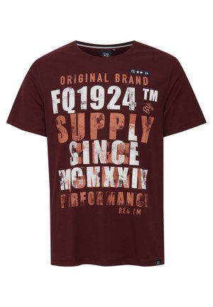 Bordeaux katoenen T-shirt met ronde hals, voorzien van grote witte en roestkleurige tekstgrafiek met "FQ1924" en "SUPPLY."