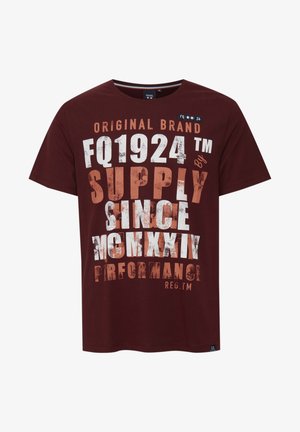 Burgundi színű pamut póló kerek nyakkal, nagy fehér és rozsdabarna színű szöveges grafikával, amely tartalmazza az "FQ1924" és a "SUPPLY" feliratokat.