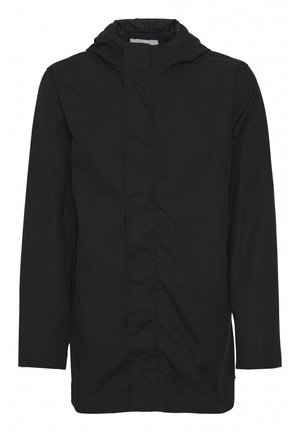Zwarte lichtgewicht jas met een capuchon, met een rechte snit, volledig voorpaneel met rits en een gladde textuur. De mouwen zijn lang en iets getailleerd.