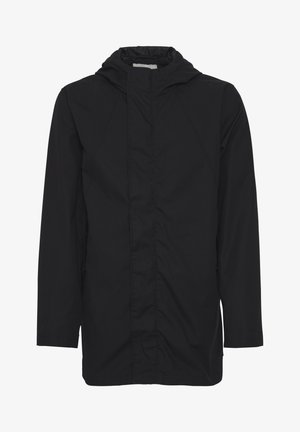 Zwarte lichtgewicht jas met een capuchon, met een rechte snit, volledig voorpaneel met rits en een gladde textuur. De mouwen zijn lang en iets getailleerd.