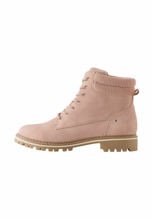 Botines rosas de ante suave, con un puño acanalado, cierre de cordones en la parte frontal y una suela robusta para mayor tracción. Detalle de entresuela blanca delgada.