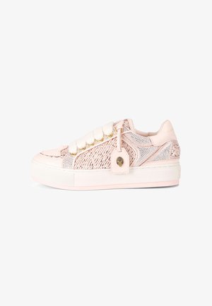 Sneakers met een geweven roze bovenwerk, zilveren accenten en gestructureerde details. Voorzien van een chunky witte zool en een tong van nep leer met gouden hardware.