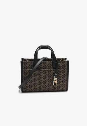 Piccola borsa rettangolare marrone e nera con motivo, con manici neri e tracolla staccabile, con ciondolo logo MK dorato.