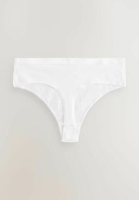 Witte katoenen string met een gladde textuur, voorzien van een brede tailleband met een subtiel logo en een minimaal dekking ontwerp.