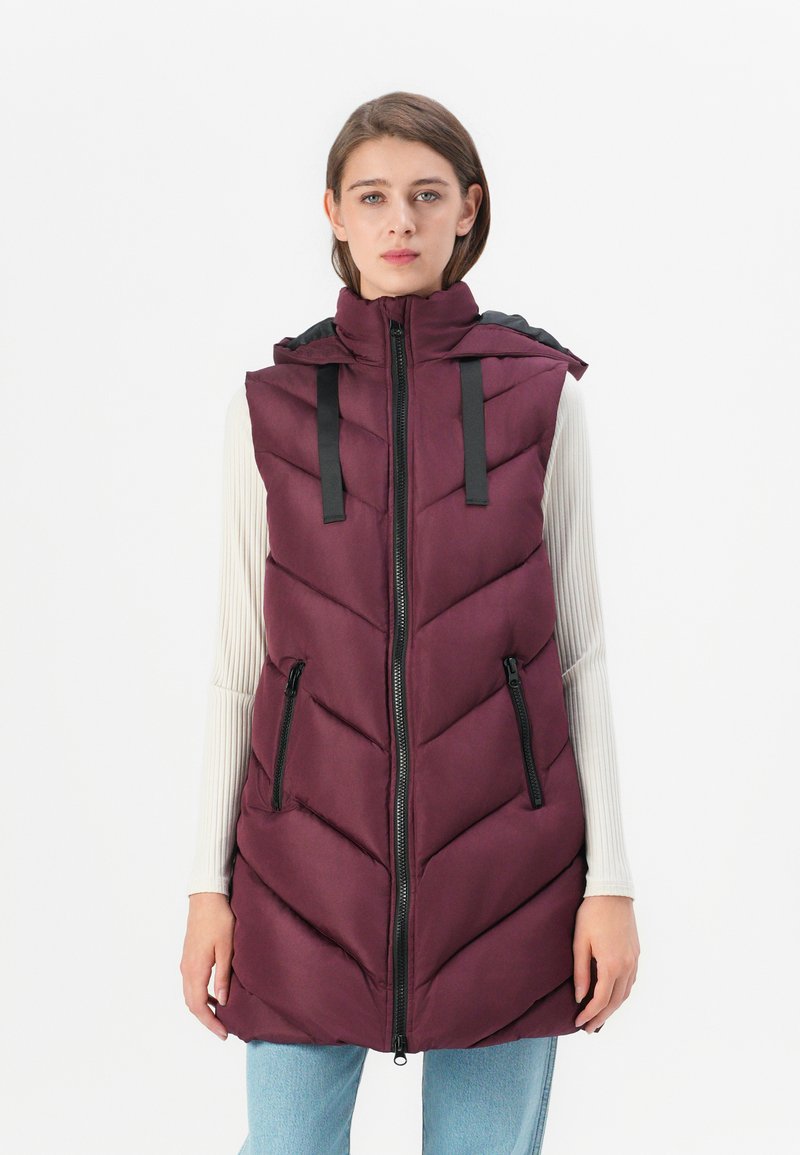 Gilets sans manches en doudoune bordeaux avec capuche, présentant un design à chevrons matelassé, des poches zippées noires et une fermeture éclair avant complète.