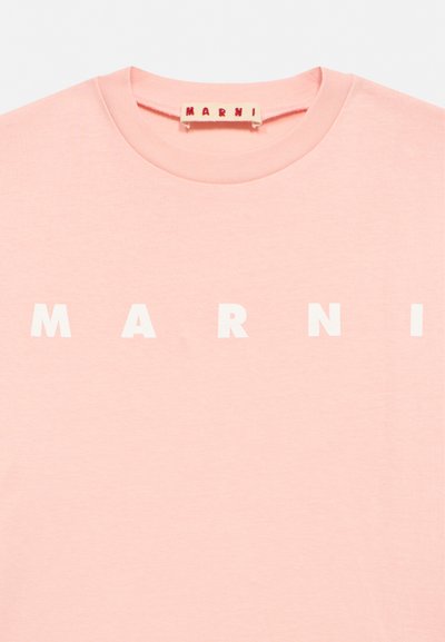 T-shirt rose clair à col rond avec texte blanc "MARNI" imprimé sur la poitrine et une étiquette en tissu "MARNI" cousue au col.