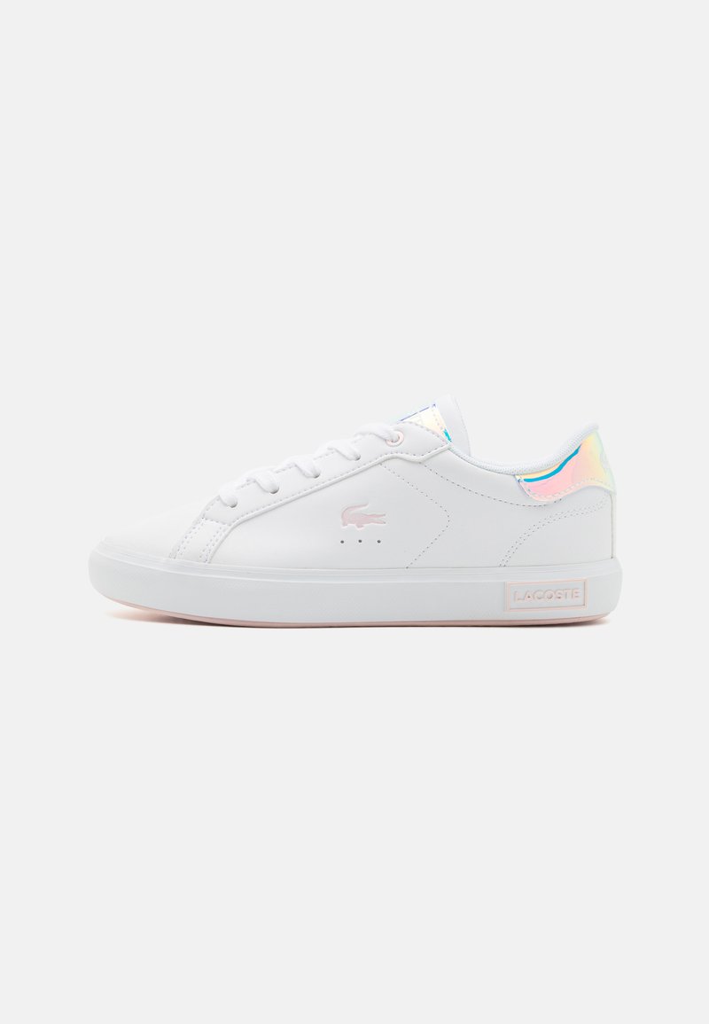 Balti sintetiniai sportbačiai su lygiu paviršiumi, apvaliu pirštu ir pastelinių atspalvių kulnu. Turi raištelių užsegimą ir siuvinėtą logotipą.