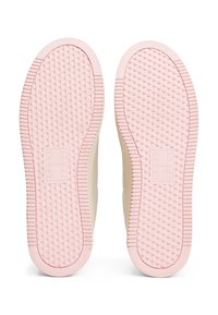 Podeszwa sneakersów z teksturowanym, różowym gumowym wzorem, z diamentowymi kształtami i poziomymi liniami; z logo "TOMMY JEANS" na środku.