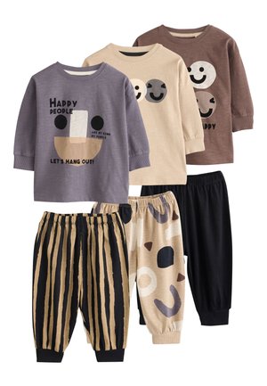 Drie sets kinderkleding met lange mouwen en elastische taillebroeken in neutrale tinten, met glimlachende gezichten en abstracte patronen.