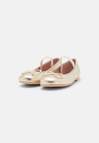 Pretty Ballerinas AMI - Balerínky s remienkom okolo členku - platino
