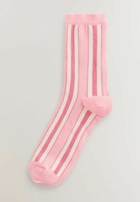 Calzino rosa chiaro con righe verticali in rosa scuro e bianco. Presenta un polsino a costine, una texture morbida e una punta arrotondata.