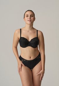 Zwart lingerieset met een gepolsterde onderwire beha met kantafwerking en gestreepte textuur, gecombineerd met bijpassende hoog-getailleerde bikini slip.