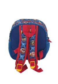 Zaino blu con spallacci rossi, caratterizzato da un motivo decorativo di personaggi dei cartoni su uno sfondo geometrico. Scomparti laterali in rete per la ventilazione.