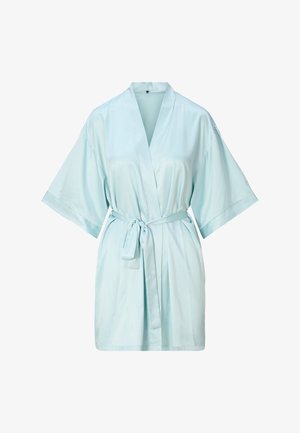 Světle modrý saténový župan s krátkými širokými rukávy, výstřihem do V a odpovídajícím páskem; hladká textura a délka sahající ke kolenům.