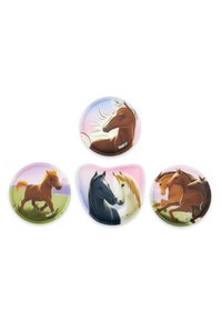 Set aus vier runden Tellern mit illustrierten Pferden in verschiedenen Farben: braun, schwarz und weiß vor einem pastellfarbenen Hintergrund. Unterschiedliche Designs enthalten.