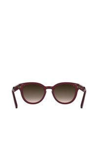 Očala v barvi bordo z obliko mačjih oči, s prelivnimi rjavimi lečami in majhnimi zlati detajli na straneh.