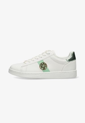 Weiße Sneakers aus Leder mit einem mintgrünen Streifen, einem goldenen Logo an der Seite und einem metallischen grünen Akzent an der Ferse.