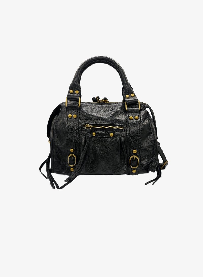 Sac à main en cuir noir avec une finition texturée. Il présente des accents en métal doré, une poche zippée et deux poches avant avec des sangles décoratives.