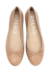 Ballerine in pelle color beige chiaro con punta arrotondata, cuciture minime e un piccolo fiocco sul davanti. Fodera interna morbida.