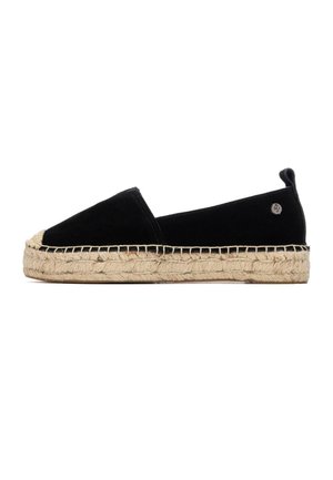 Espadrilla in suede nero con suola in corda di juta, caratterizzata da punta arrotondata e design semplice. Piccolo accento metallico vicino al tallone.
