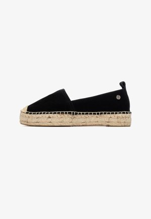 Espadrilla de ante negro con suela de cuerda de yute, que presenta una puntera redondeada y un diseño sencillo. Pequeño detalle metálico cerca del talón.