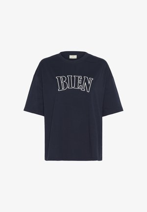 Tumedast sinise puuvillane T-särk lühikeste varrukatega ja lõdva lõikega. Ees on valge tikandiga tekst "BIEN" kaarjas kujunduses.