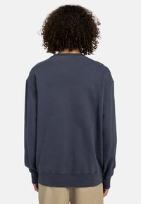 Felpa blu navy con collo a giro, vestibilità comoda e polsini a coste. Texture morbida e design minimalista, vista dal retro.