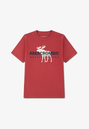 Maglietta rossa a maniche corte con silhouette bianca di alce e testo blu navy "ABERCROMBIE" e "QUALITY GOODS" davanti.