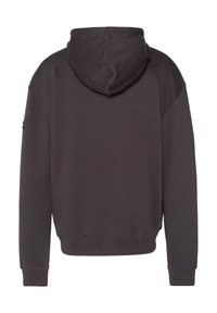 Sweat-shirt à capuche gris avec une coupe décontractée, des poignets et un ourlet côtelés, une texture de tissu douce et un détail de couture au dos.