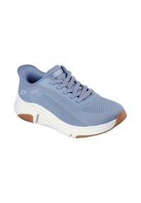 Zapatilla Skechers de material de malla azul claro, con una suela blanca y un acento de goma marrón, forma redondeada y diseño de cordones.