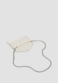 Pochette en tissu blanc avec une bandoulière chaîne, dotée d'une fermeture à pression et d'un compartiment zippé, design angulaire et surface texturée.