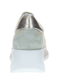 Sneaker beige chiaro con retro metallizzato argento, accenti in suede verde chiaro, suola in gomma bianca e dettagli testurizzati sulla parte superiore.
