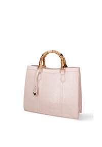 Borsa a mano rosa chiaro con finitura testurizzata, dotata di manici in bambù e design geometrico. Include un dettaglio con etichetta removibile.