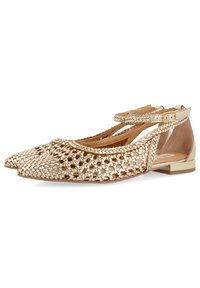 Ballerines en or tissé avec un bout pointu, une sangle autour de la cheville et des accents métalliques. Le design présente un motif ouvert et texturé pour favoriser la respirabilité.