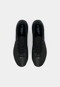 Μαύρα αθλητικά παπούτσια με λεία, υφή επιφάνεια, με γαλάζιες λεπτομέρειες και σχεδιασμό με κορδόνια. Περιλαμβάνει λογότυπο στο πλάι.