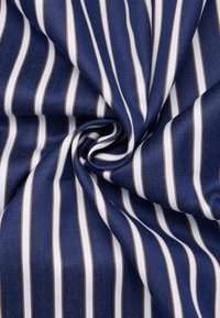 Tessuto blu navy con sottili righe bianche e dorate metalliche, caratterizzato da una trama liscia e una leggera lucentezza, raccolto in un motivo a spirale.