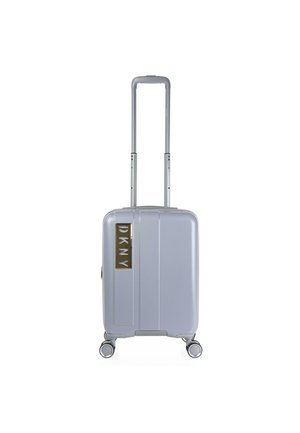 Maleta rígida en gris claro con logo dorado. Presenta un asa telescópica, cuatro ruedas y ranuras lineales en el cuerpo para mayor textura.