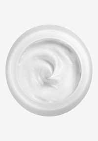 Vit kräm i en rund, glänsande vit burk med en slät, virvlande konsistens. Behållaren har en bred öppning och en ren finish.