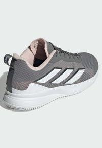 Szare buty sportowe z białymi akcentami, siateczkowa cholewka, zaokrąglony czubek i teksturowana podeszwa. Posiada różowe wykończenie wewnętrzne i pętelkę do zakładania z tyłu.