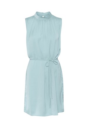 Un vestido sin mangas de color azul claro, hecho de una tela suave, que presenta un cuello alto, un detalle fruncido y un cinturón de tiro en la cintura.