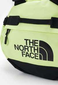 The North Face BASE CAMP DUFFEL UNISEX - Saco de viagem - sharp green/black