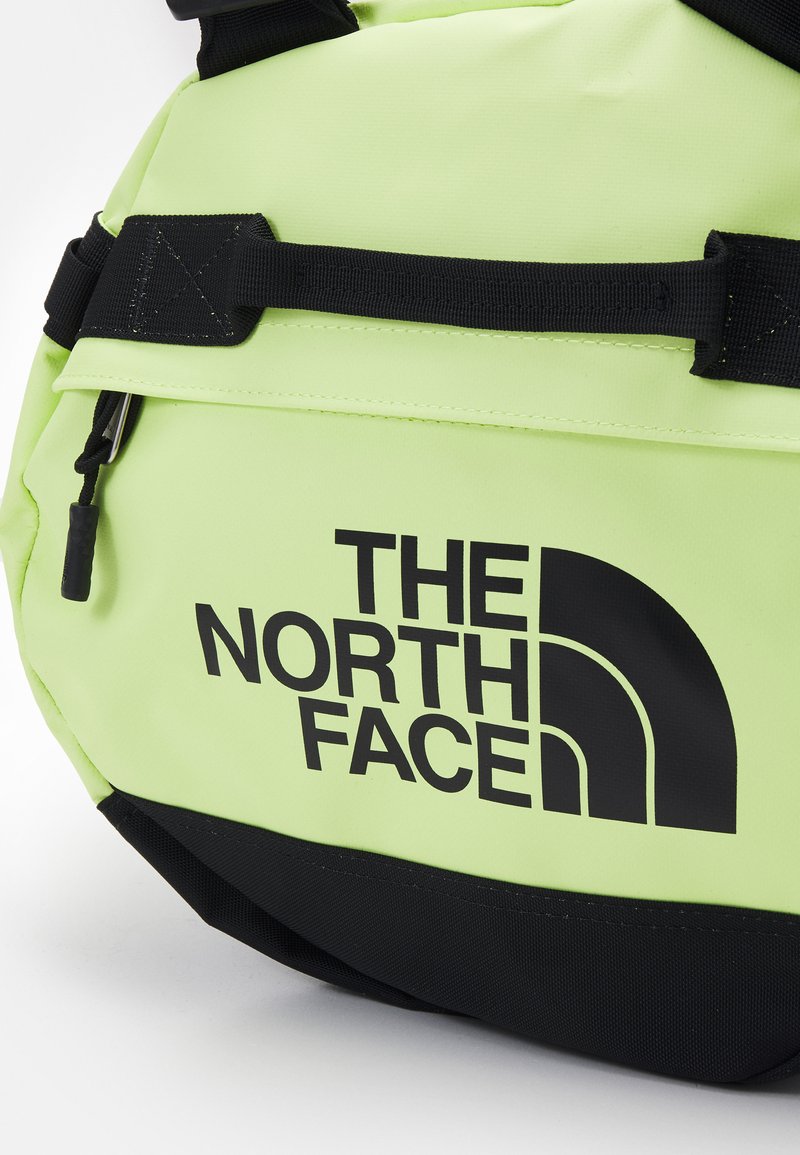 Herren Rucksäcke | The North Face BASE CAMP DUFFEL UNISEX Sporttasche sharp green/black/grün - CI61441 Herren Rucksäcke | The North Face BASE CAMP DUFFEL UNISEX Sporttasche sharp green/black/grün - CI61441